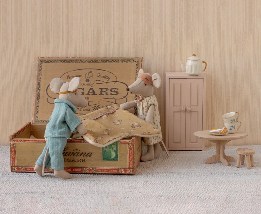 Maileg-Mum-and-Dad-Mice-in-Cigar-Box-5707304147060-2