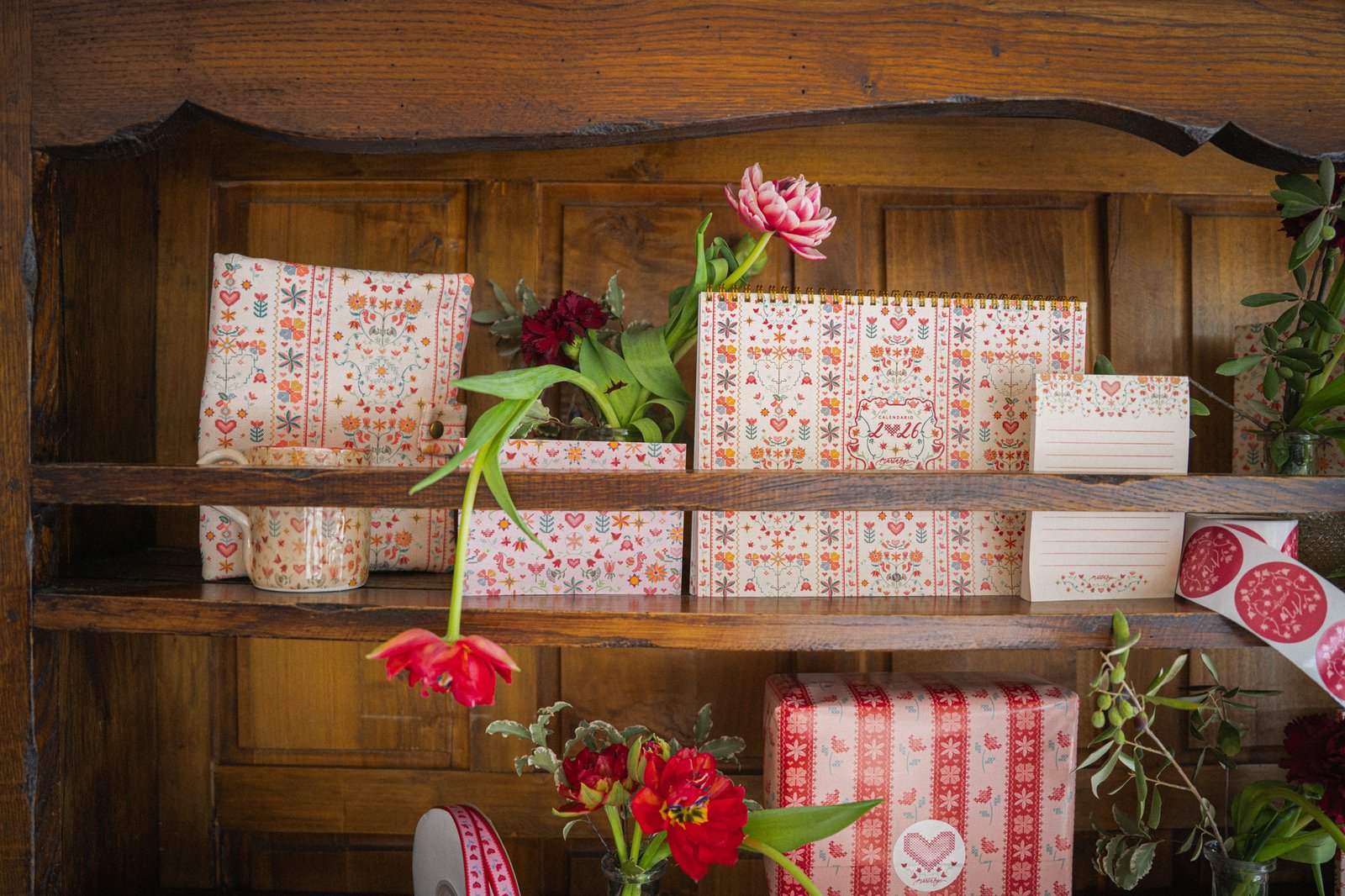 calendario-pared-2026-ilustrado-flores-punto-de-cruz-nonni-martabge-3