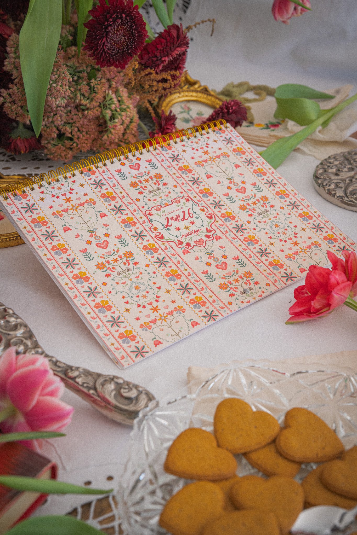 calendario-pared-2026-ilustrado-flores-punto-de-cruz-nonni-martabge-5