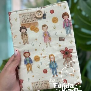 FUNDA KINDLE CP STRANGER THINGS BEIGE