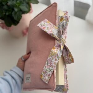 FUNDA DE LIBRO CON SOLAPAS CÁPSULA ROSA MEDIANA 2 LAVANDA SB