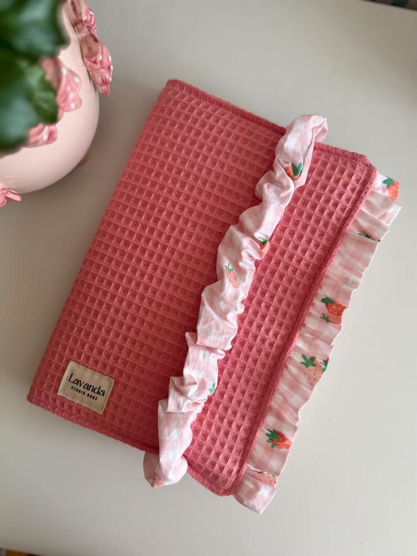 07238D5B-E1E4-4327-AF35-4259E920D89C FUNDA PARA LIBRO PEQUEÑA CON SOLAPAS FRESA Y GOFRE ROSA/ELÁSTICA LAVANDA SB - Imagen 1