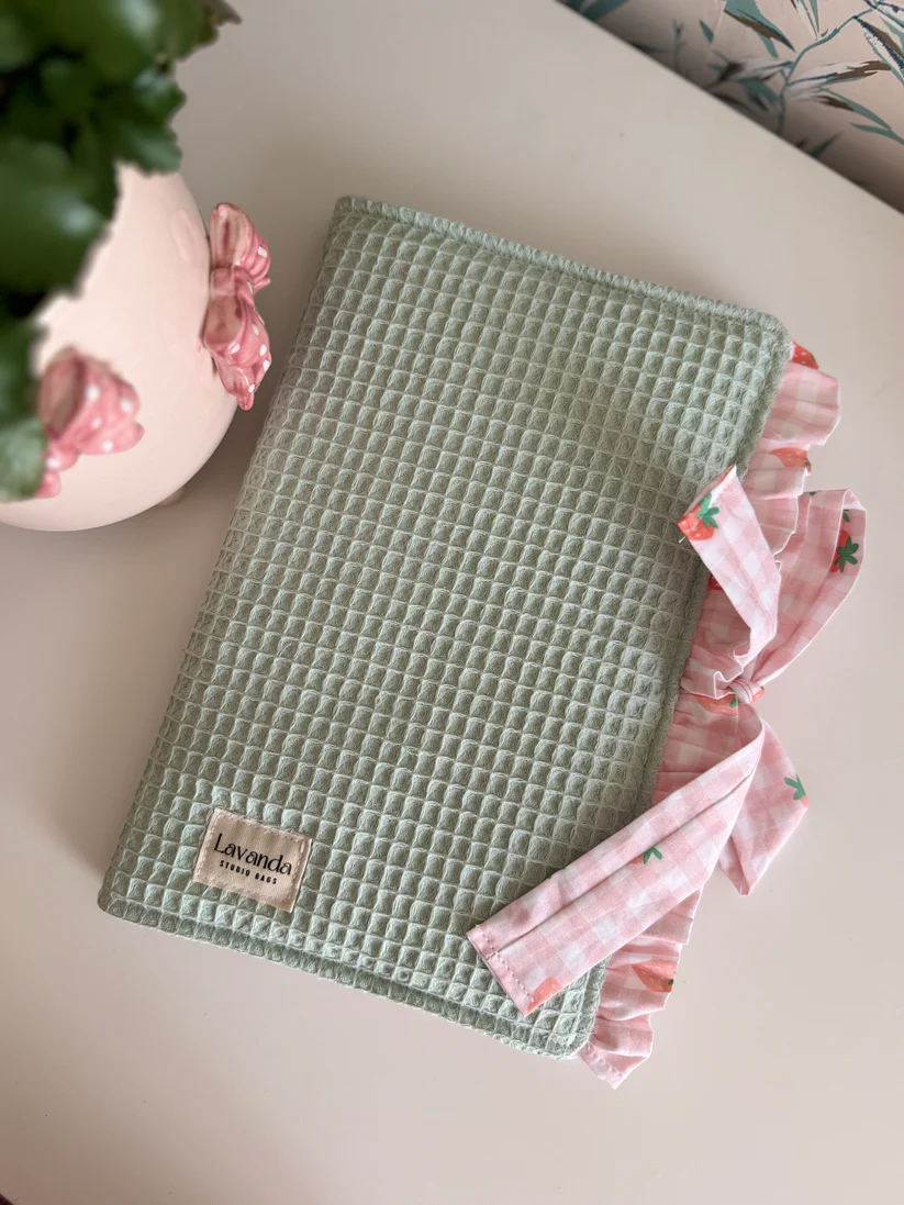 648C8DA9-65B6-4AFB-989F-70A3F9C1EE80 FUNDA DE LIBRO PEQUEÑO CON SOLAPAS DE FRESA Y GOFRE VERDE LAVANDA SB - Imagen 1