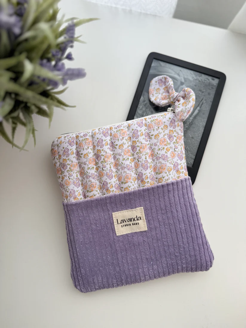 74D77138-DB56-4E19-BB90-EF7F565FE250 FUNDA PEQUEÑA KINDLE LILA LAVANDA SB - Imagen 1
