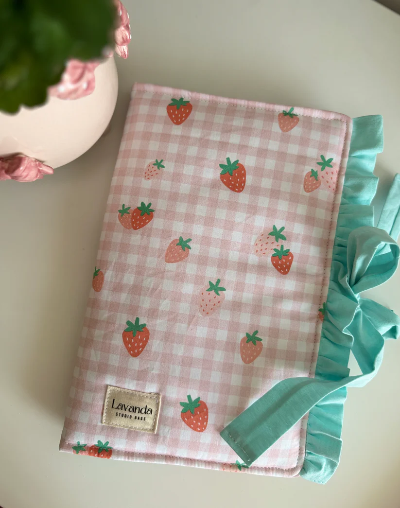 E0029B9A-0404-4A9A-A750-5A6DF41A1BE8 FUNDA PARA LIBRO PEQUEÑA CON SOLAPAS COLOR FRESA Y VERDE. LAVANDA SB - Imagen 1