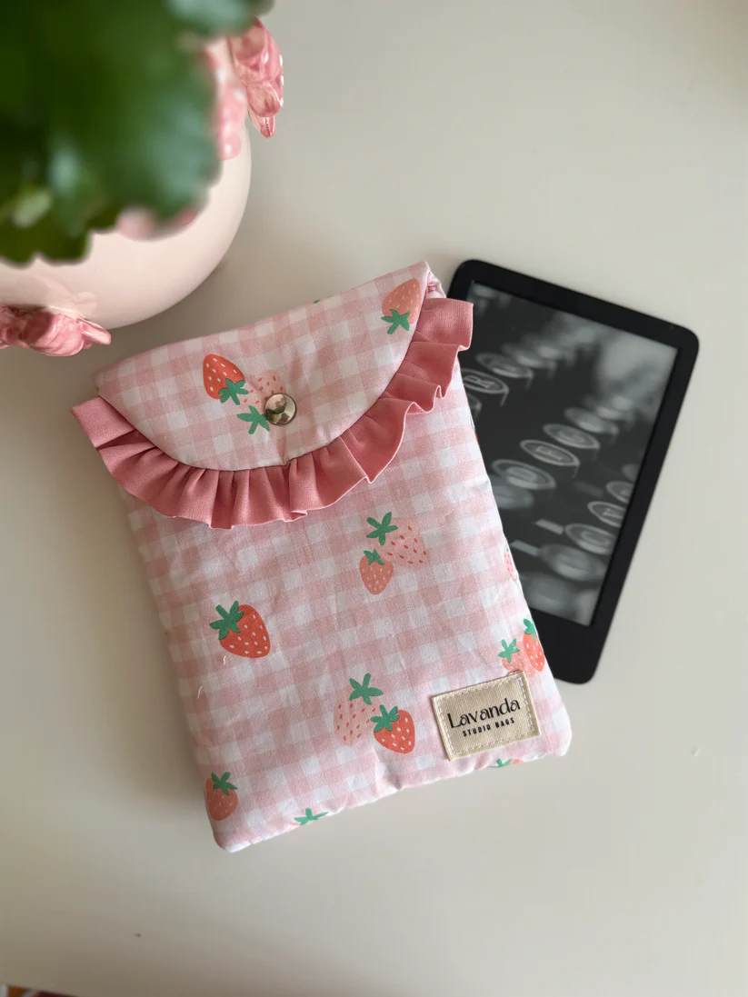 E9A66764-35E6-4542-85B2-563D065E6249 FUNDA PEQUEÑA PARA KINDLE DE FRESA LAVANDA SB - Imagen 1