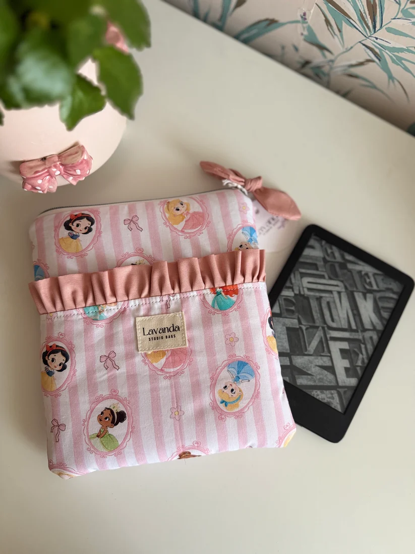 3E454274-E141-4054-9800-3325188D23F9 (1) FUNDA KINDLE PRINCESA LAVANDA - Imagen 1