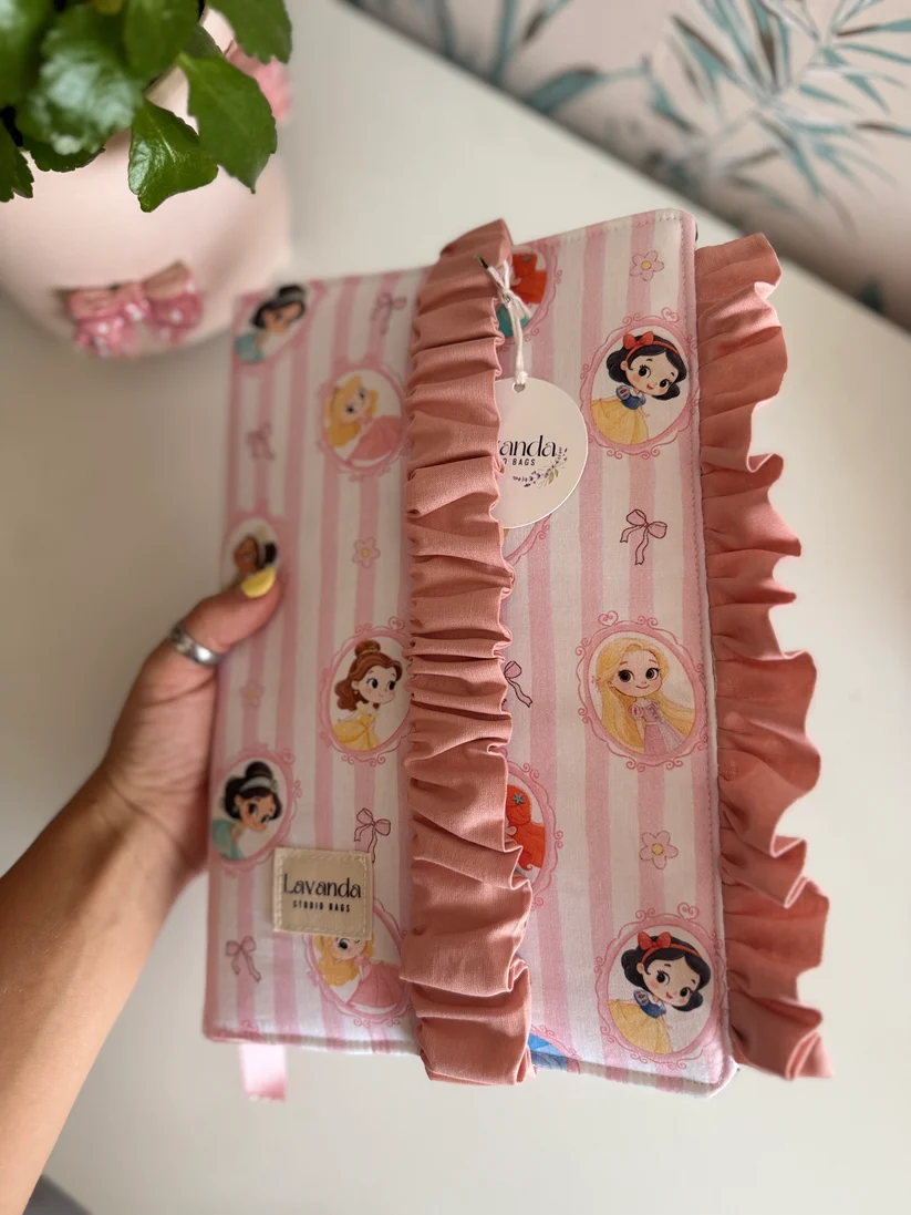 964E7458-F0CC-4442-9825-8E24E998D4D6 FUNDA DE LIBRO CON SOLAPAS DE PRINCESA MEDIO LAVANDA - Imagen 1